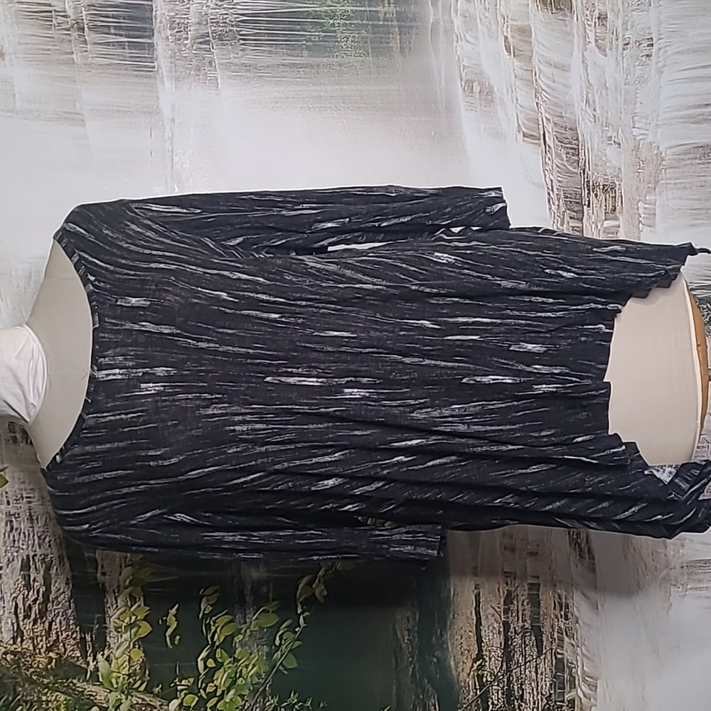 Apt 9 Womens 2X black gray white super soft lightweight asymmetrical shirt